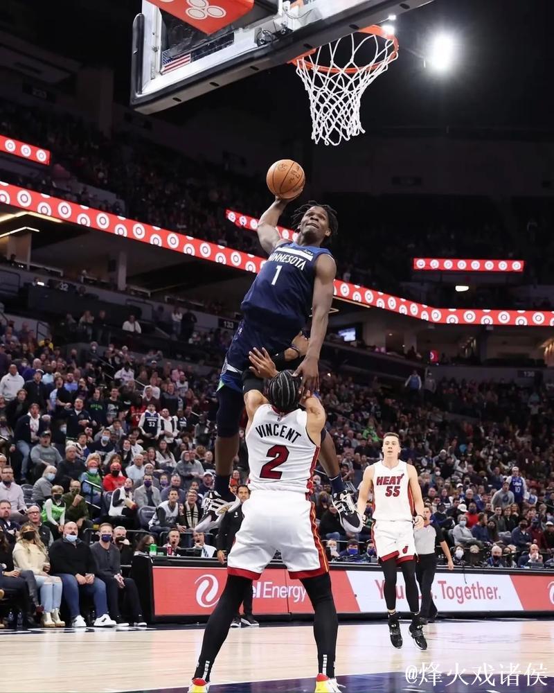 5秒钟5分!华盛顿空接扣篮,随后抢断助攻克莱三分投进 5秒钟5分!华盛顿空接扣篮,随后抢断助攻克莱三分投进