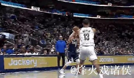 5秒钟5分!华盛顿空接扣篮,随后抢断助攻克莱三分投进 5秒钟5分!华盛顿空接扣篮,随后抢断助攻克莱三分投进