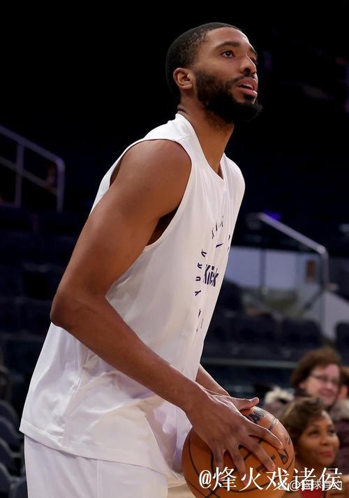 布里奇斯火力全开 接球三分稳稳命中 布里奇斯火力全开 接球三分稳稳命中