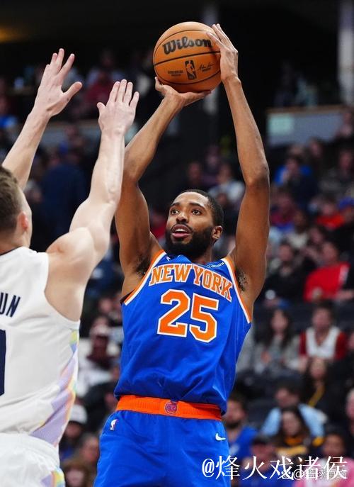 布里奇斯火力全开 接球三分稳稳命中 布里奇斯火力全开 接球三分稳稳命中