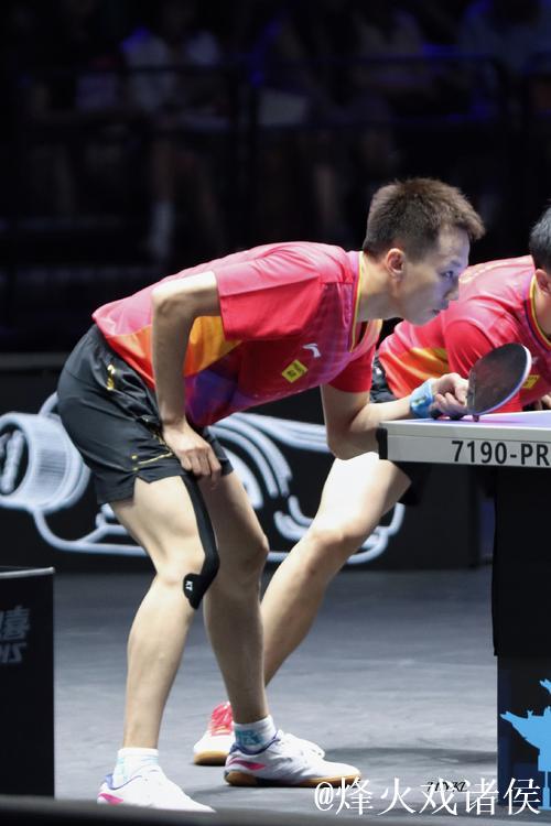 戴维斯中路送短传 穆迪罚球线跳投2+1 戴维斯中路送短传 穆迪罚球线跳投2+1